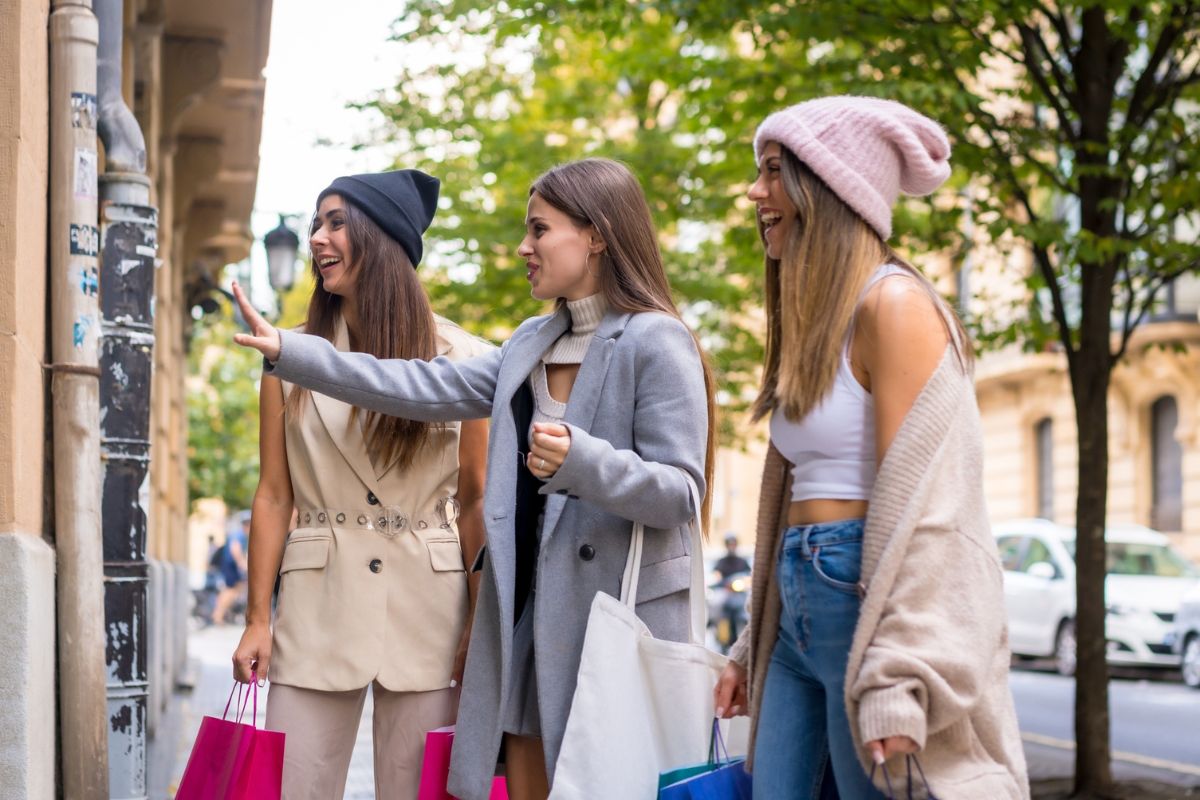 Ces 5 tendances mode vont disparaître en 2024 7 imprimes-neon-extravagants