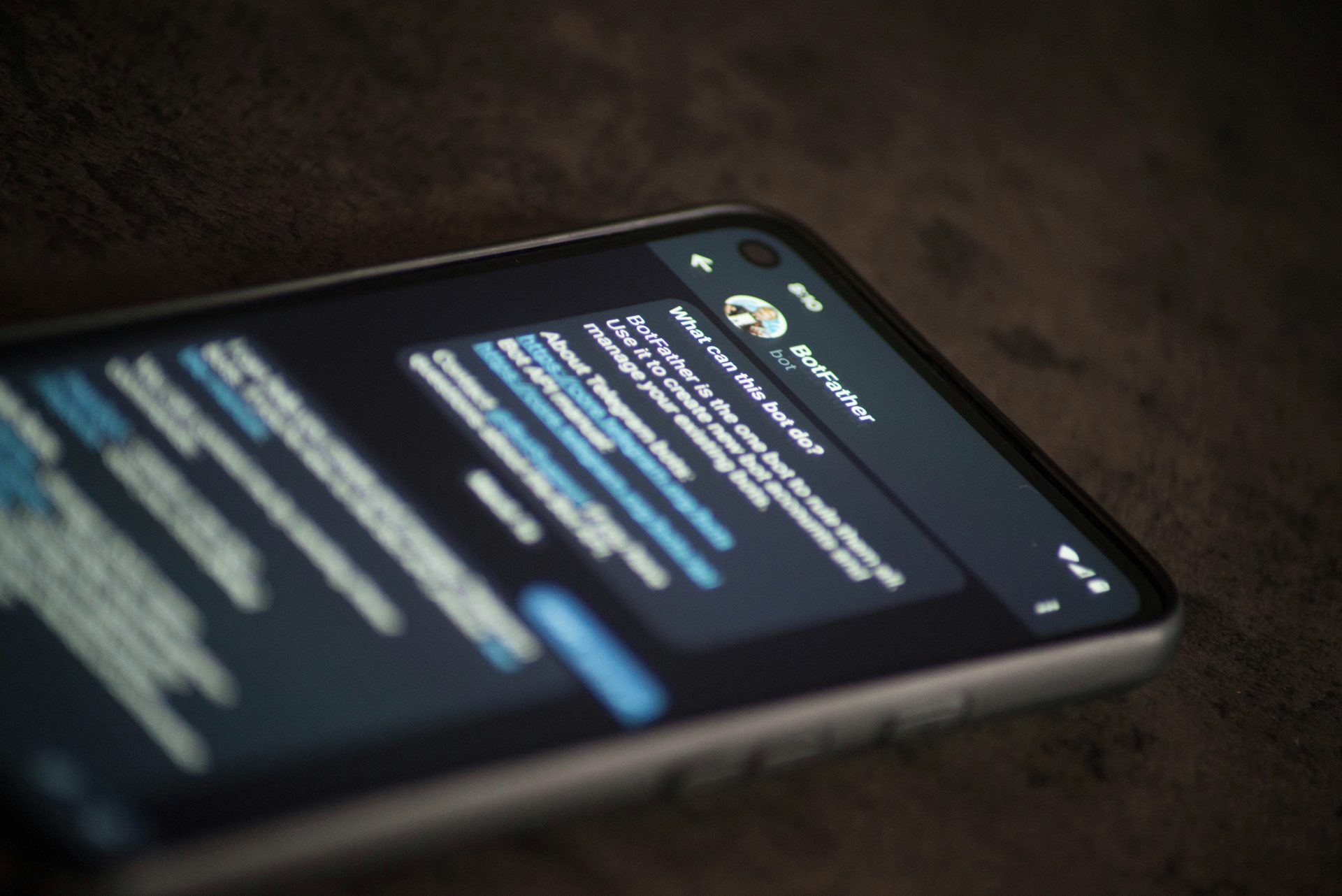 Comment utiliser le bot Deepfake Telegram ? 3 utilisez le deepfake telegram bot pour créer des vidéos ou des images modifiées de manière convaincante grâce à l'intelligence artificielle avancée.