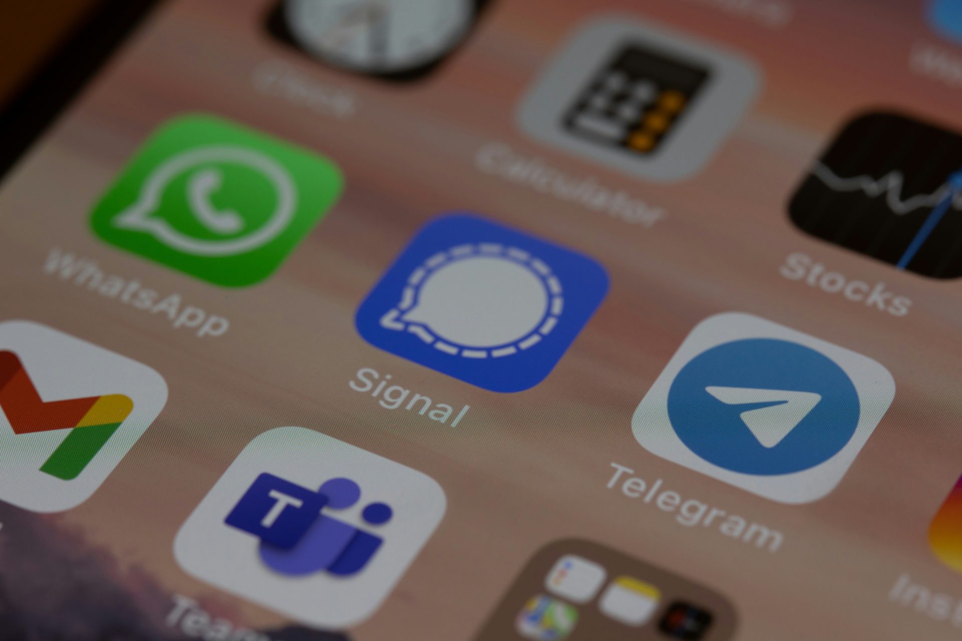 telegram est une application de messagerie sécurisée, rapide et gratuite qui permet d'échanger des messages, des fichiers multimédias et de passer des appels vocaux et vidéos.