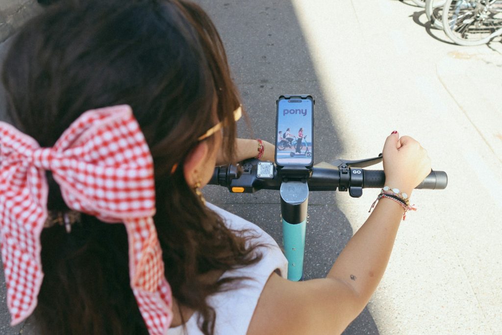 Les accessoires utiles pour rouler en trottinette electrique au quotidien